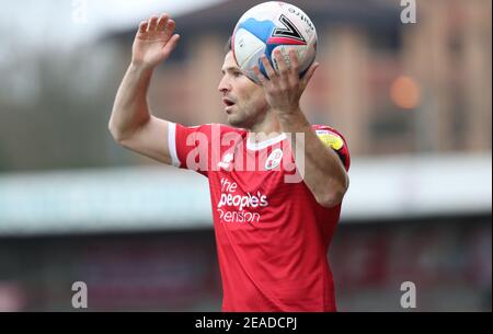 L'ex stella TOWIE Mark Wright ha visto il suo debutto in campionato durante la partita di campionato EFL Sky Bet tra Crawley Town e Harrogate Town presso il People's Pension Stadium di Crawley. Foto Stock