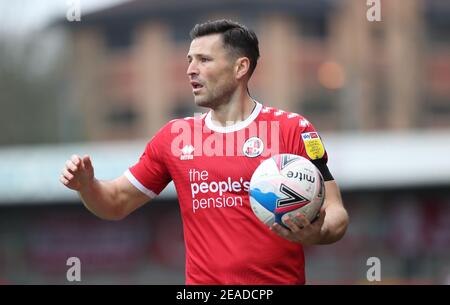 L'ex stella TOWIE Mark Wright ha visto il suo debutto in campionato durante la partita di campionato EFL Sky Bet tra Crawley Town e Harrogate Town presso il People's Pension Stadium di Crawley. Foto Stock