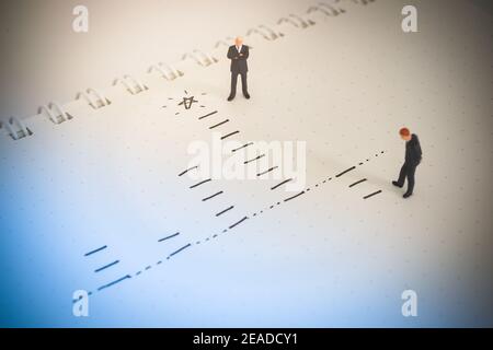 Concetto di decisione aziendale. Uomo d'affari che pensa con Promuovi grafico Foto Stock