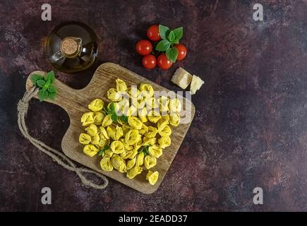 Tortellini di pasta ripiena italiana cruda fatta in casa Foto Stock