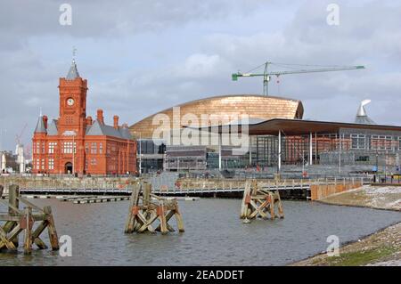 Vista sulla baia di Cardiff con l'edificio dell'Assemblea nazionale gallese, ora noto come Sennedd a destra e il Wales Millennium Centre dietro (bronz Foto Stock