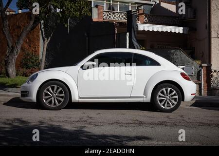 SABADELL, SPAGNA-1 FEBBRAIO 2021: 2012-2019 Volkswagen Beetle (AKA Kafer, Bug, Coccinelle, Maggiolino, Fusca) A5 Foto Stock