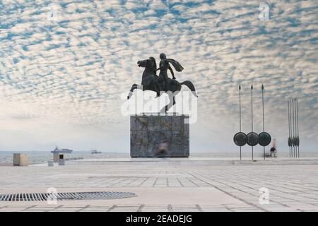Alessandro la grande statua sul bel cielo, Salonicco, Grecia Foto Stock