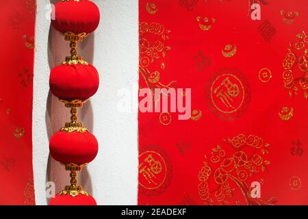 Decorazioni cinesi di nuovo anno a Chinatown. Decorazioni sulla parete. Foto Stock