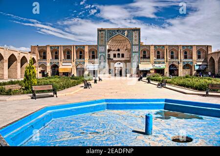 Piazza con fontana nel bazaar, Ganjali Khan Complex Square, Kerman, Iran. Foto Stock