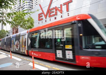 Il treno leggero di Sydney passa al cinema Event su George Street Nel centro citta', Sydney, NSW, Australia Foto Stock