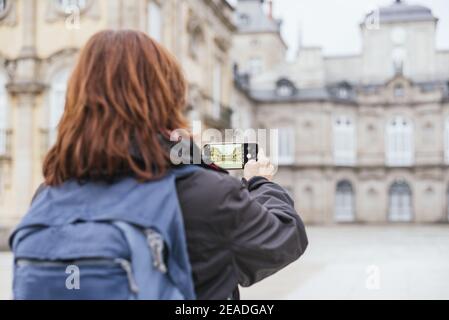 Turista femminile prendendo un phof il Palazzo reale di la Granja di San Ildefonso a Segovia, Spagna Foto Stock