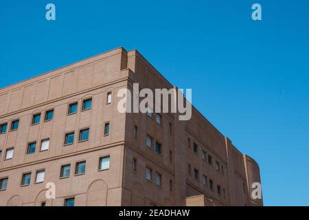 Edificio generico in mattoni rossi per uffici con un cielo blu perfetto lo sfondo Foto Stock