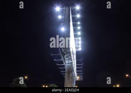 Giant illuminato Affissioni commerciali di notte Foto Stock