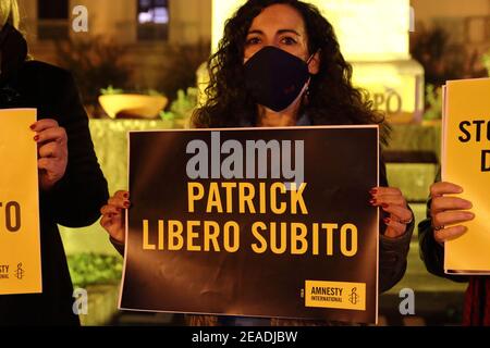 A nome di Patrick Zaki, per sostenere, diffondere e sostenere la richiesta di liberazione a suo favore. Questo è lo spirito dell'iniziativa che ha illuminato stasera dal 18 al 22 il Memoriale di guerra in Piazza D'Arezzo a Pagani. L'iniziativa fortemente voluta dal vice sindaco di Pagani, Mena Pappalardo risponde alla proposta dell'organizzazione internazionale Amnesty International, circoscrizione Campania-potenza, di illuminare di giallo un luogo simbolo della città, Ad un anno dall'incarcerazione dello studente egiziano del Maestro di Studi di genere dell'Università 'Alma Mater Foto Stock