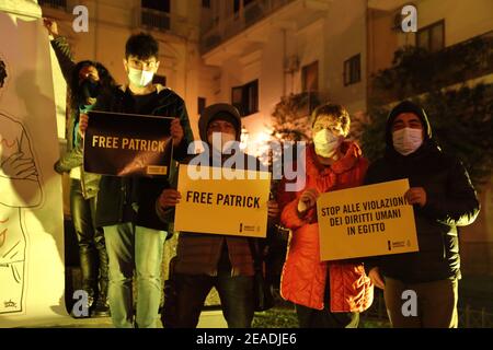 A nome di Patrick Zaki, per sostenere, diffondere e sostenere la richiesta di liberazione a suo favore. Questo è lo spirito dell'iniziativa che ha illuminato stasera dal 18 al 22 il Memoriale di guerra in Piazza D'Arezzo a Pagani. L'iniziativa fortemente voluta dal vice sindaco di Pagani, Mena Pappalardo risponde alla proposta dell'organizzazione internazionale Amnesty International, circoscrizione Campania-potenza, di illuminare di giallo un luogo simbolo della città, Ad un anno dall'incarcerazione dello studente egiziano del Maestro di Studi di genere dell'Università 'Alma Mater Foto Stock