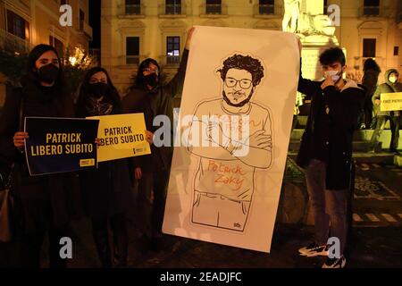 A nome di Patrick Zaki, per sostenere, diffondere e sostenere la richiesta di liberazione a suo favore. Questo è lo spirito dell'iniziativa che ha illuminato stasera dal 18 al 22 il Memoriale di guerra in Piazza D'Arezzo a Pagani. L'iniziativa fortemente voluta dal vice sindaco di Pagani, Mena Pappalardo risponde alla proposta dell'organizzazione internazionale Amnesty International, circoscrizione Campania-potenza, di illuminare di giallo un luogo simbolo della città, Ad un anno dall'incarcerazione dello studente egiziano del Maestro di Studi di genere dell'Università 'Alma Mater Foto Stock