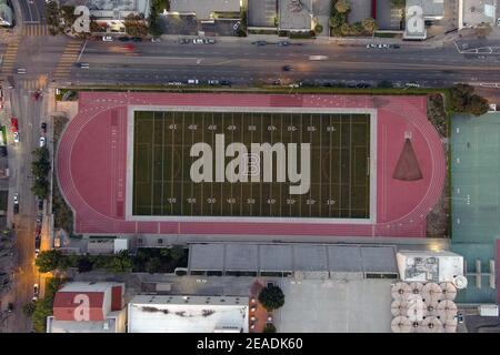 Una vista aerea della pista di Belmont High School e del campo di calcio, lunedì 8 febbraio 2021, a Los Angeles. Foto Stock