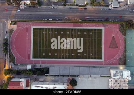 Una vista aerea della pista di Belmont High School e del campo di calcio, lunedì 8 febbraio 2021, a Los Angeles. Foto Stock