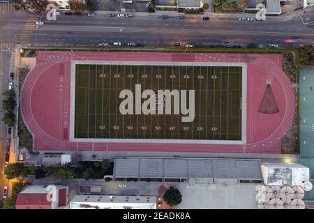 Una vista aerea della pista di Belmont High School e del campo di calcio, lunedì 8 febbraio 2021, a Los Angeles. Foto Stock