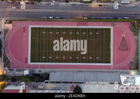 Una vista aerea della pista di Belmont High School e del campo di calcio, lunedì 8 febbraio 2021, a Los Angeles. Foto Stock