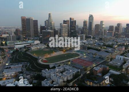 Una veduta aerea del Centro didattico Miguel Contreras-Leadership accademica Scuola superiore con lo skyline del centro di Los Angeles AS uno sfondo o Foto Stock