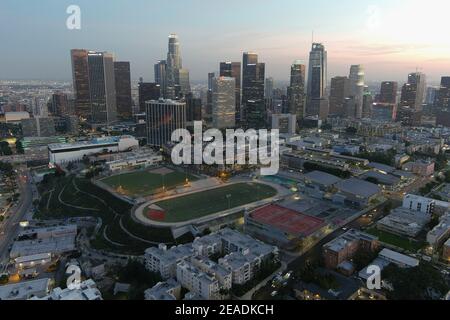 Una veduta aerea del Centro didattico Miguel Contreras-Leadership accademica Scuola superiore con lo skyline del centro di Los Angeles AS uno sfondo o Foto Stock