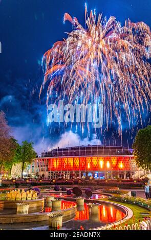 Fuochi d'artificio di mezzanotte nella sala concerti del parco divertimenti Tivoli a Copenhagen, Danimarca. Foto Stock