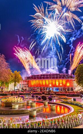 Fuochi d'artificio di mezzanotte nella sala concerti del parco divertimenti Tivoli a Copenhagen, Danimarca. Foto Stock