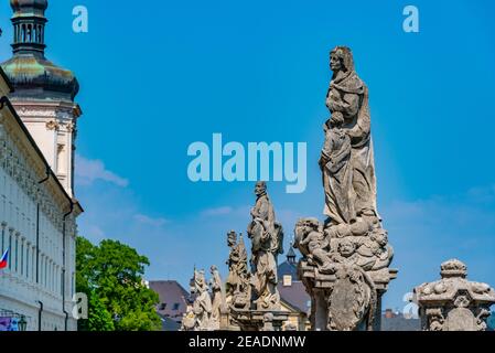 Statue barocche di fronte al collegio dei Gesuiti a Kutna Hora, repubblica Ceca Foto Stock