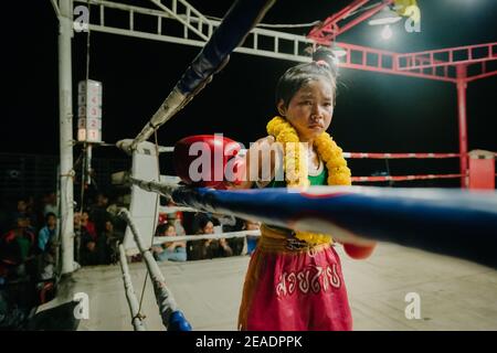 Ragazza pugile sul ring Foto Stock