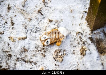 Brighton UK 9 febbraio 2021 - un guanto abbandonato nella neve a Devils Dyke sulla strada di South Downs appena a nord di Brighton oggi come alcune parti della Gran Bretagna sperimentare il giorno più freddo dell'inverno finora: Credit Simon Dack / Alamy Live News Foto Stock