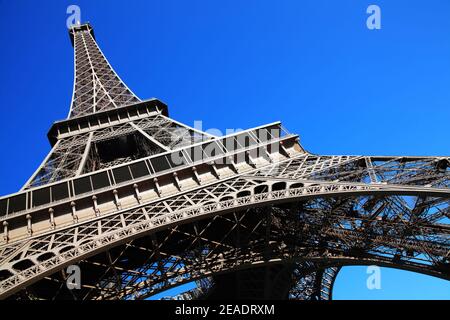 La Torre Eiffel presso il Champ De Mars a Parigi, in Francia, costruita nel 1889, è un famoso punto di riferimento per le attrazioni turistiche, immagine di foto d'inventario Foto Stock