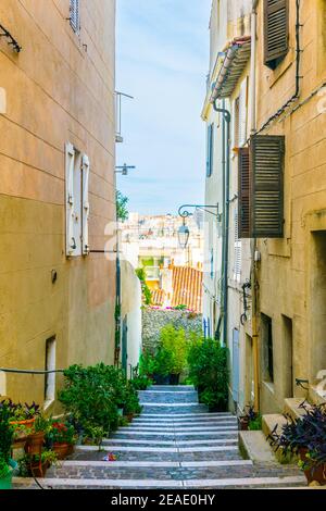 Una strada stretta nel quartiere le Panier di Marsiglia, Francia Foto Stock