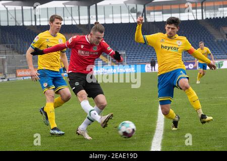 Marvin DUKSCH (H) contro Jannis NIKOLAOU (BS), azione, duelli, calcio 2. Bundesliga, 20th matchday, Eintracht Braunschweig (Brunswick) - Hannover 96 (H) 1: 2, il 06.02.2021 a Eintracht- Stadium Braunschweig/Germany. | utilizzo in tutto il mondo Foto Stock