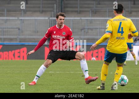 Hendrik WEYDANDT (H) e Jannis NIKOLAOU (BS), azione, duelli, 2° Bundesliga, 20° incontro, Eintracht Braunschweig (Brunswick) - Hannover 96 (H) 1:2, il 06.02.2021 nello stadio Eintracht Braunschweig/Germania. | utilizzo in tutto il mondo Foto Stock