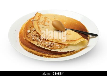 Piatto di crepes con burro di arachidi e noci isolati sfondo bianco Foto Stock