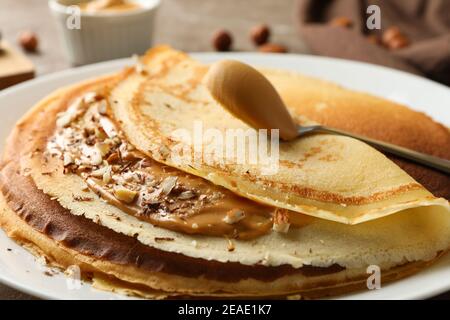 Piatto di crepes con burro di arachidi e noci, primo piano Foto Stock