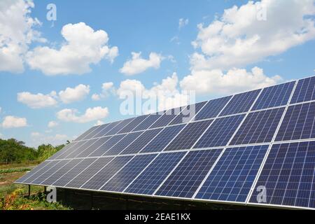 Un primo piano su un grande sistema di energia solare, montato a terra pannello solare contro cielo blu. Foto Stock