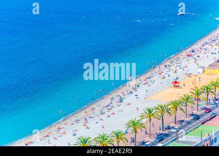 La gente si gode l'estate su una spiaggia a Nizza, in Francia Foto Stock