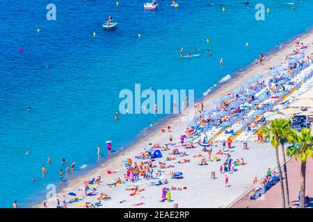 La gente si gode l'estate su una spiaggia a Nizza, in Francia Foto Stock