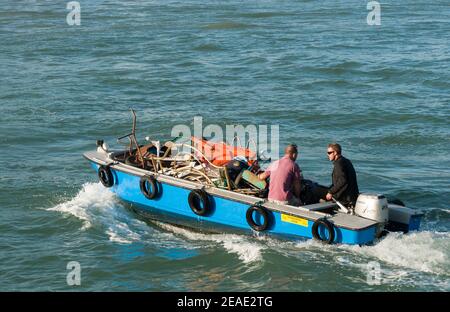 Imbarcazione per la raccolta dei rottami sul Canal Grande, Venezia, Italia. Foto Stock