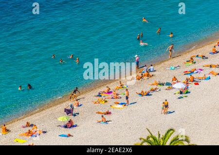 La gente si gode l'estate su una spiaggia a Nizza, in Francia Foto Stock