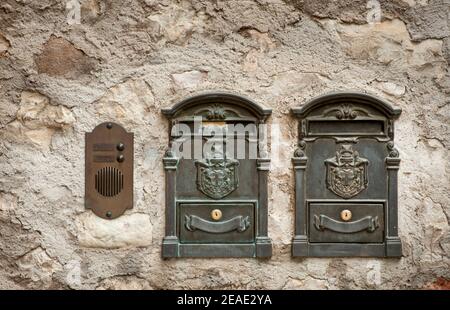 Caselle di lettere all'esterno di un condominio a Malcesine, Lago di Garda, Italia. Foto Stock