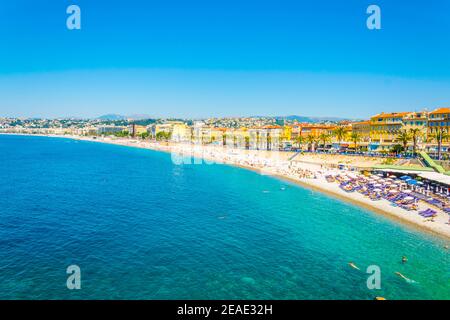 La gente si gode l'estate su una spiaggia a Nizza, in Francia Foto Stock