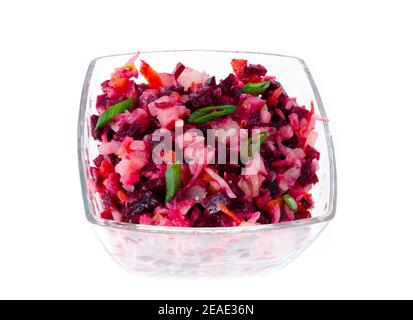 Dieta insalata vegetariana di verdure con barbabietole in un recipiente di insalata di vetro su sfondo bianco. Studio foto Foto Stock