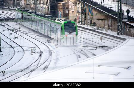 Wuppertal, Germania. 09 febbraio 2021. Un treno S-Bahn entra nella stazione centrale. Durante la notte e nel corso della giornata, ampie parti della Renania Settentrionale-Vestfalia hanno subito un'umidità gelida ad alte temperature sotto lo zero, con conseguenti enormi interruzioni del traffico. Credit: Jonas Güttler/dpa/Alamy Live News Foto Stock