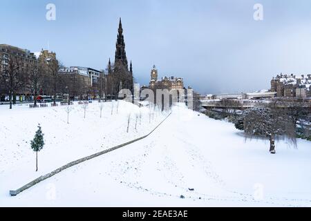 Edimburgo, Scozia, Regno Unito. 9 Feb 2021. Big Freeze continua nel Regno Unito con Storm Darcy portando diversi centimetri di neve a Edimburgo durante la notte. PIC; East Princes Street Gardens che guarda incontaminato nella neve. Iain Masterton/Alamy Notizie dal vivo Foto Stock