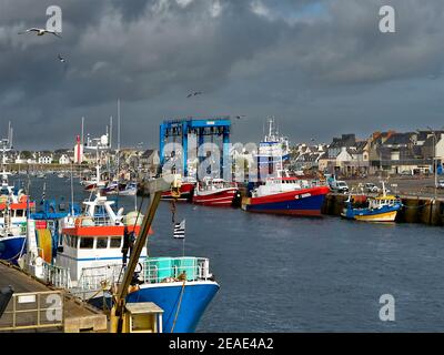 Barche da pesca a Guilvinec o Le Guilvinec, un comune nel dipartimento di Finistère Bretagna nel nord-ovest della Francia Foto Stock