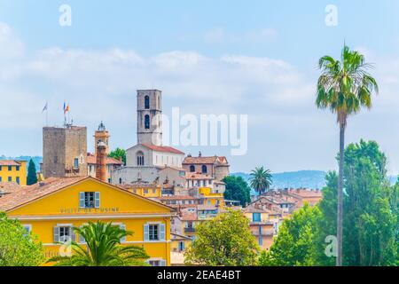 Veduta aerea di Grasse dominata dalla cattedrale e dal municipio, francia Foto Stock