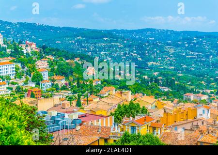 Veduta aerea di Grasse dominata dalla cattedrale e dal municipio, francia Foto Stock