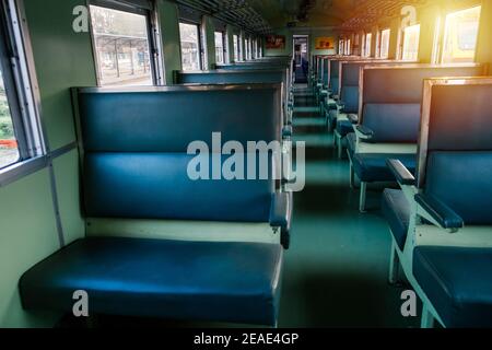 Accomodati sul vecchio treno con il sole della sera. Foto Stock