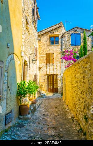 Una strada stretta nel centro storico di Saint Paul de Vence, Francia Foto Stock