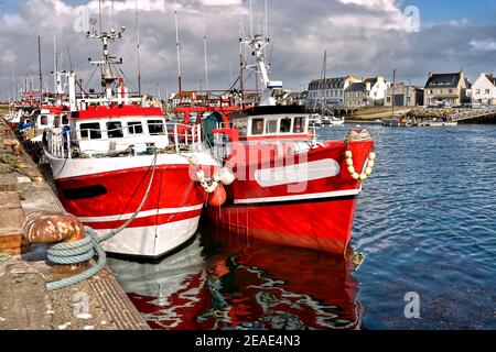 Barche da pesca a Guilvinec o Le Guilvinec, un comune nel dipartimento di Finistère Bretagna nel nord-ovest della Francia Foto Stock