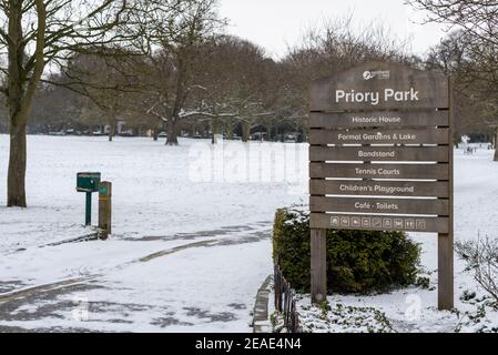 Priory Park a Southend on Sea, Essex, Regno Unito, con neve coperta da Storm Darcy. Cartello d'ingresso con l'elenco delle attrazioni del parco. Alberi invernali Foto Stock